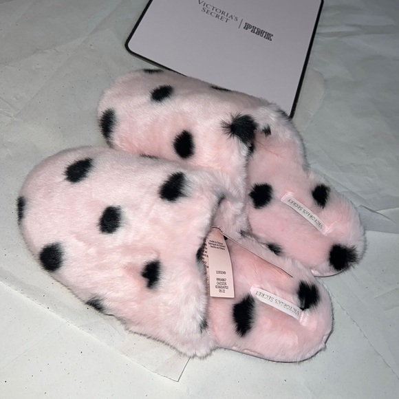 7/8 VICTORIA'S SECRET
Closed Toe Faux Fur Slipper - Picture 9 of 15